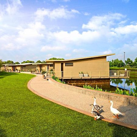 Life At Repose- Lake Villas Resort & Club Chor Warodra Exterior foto